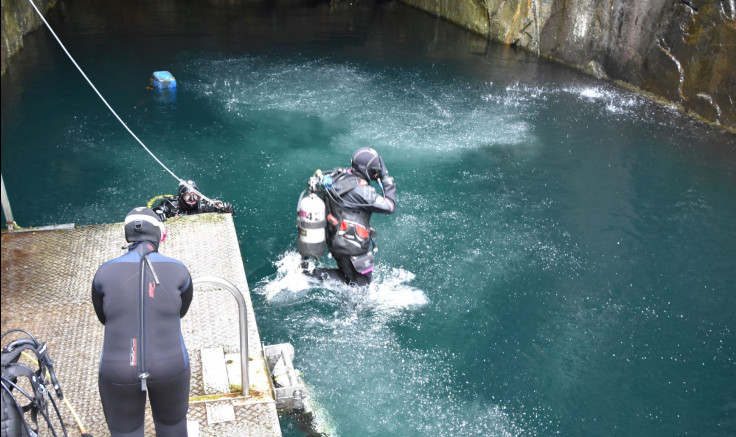 Premier saut dans l&#039;eau cristalline de l&#039;ardoisière