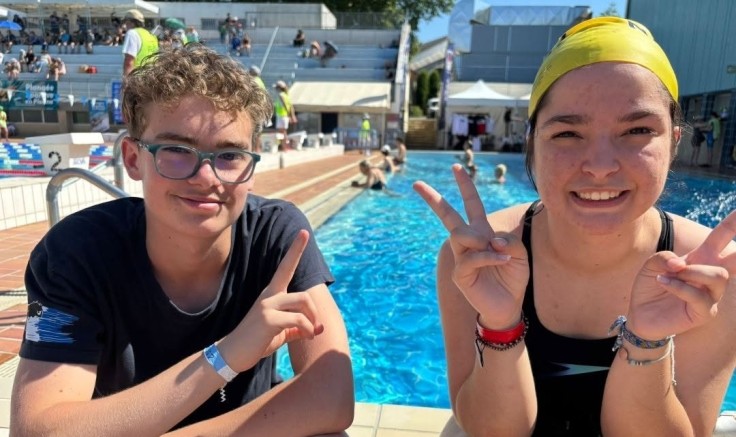MARELLIS  se sent fier avec Le dauphin catalan et  3 autres personnes .